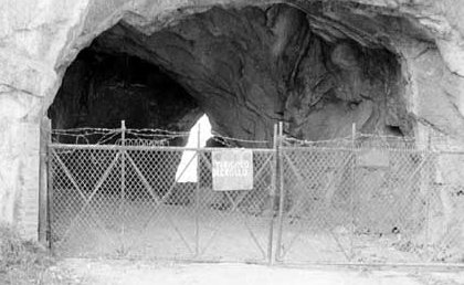 Per accedere alla grotta bisognava superare un cancello di ferro chiuso da un pesante lucchetto, che era stato tranciato (Marco Bettini)